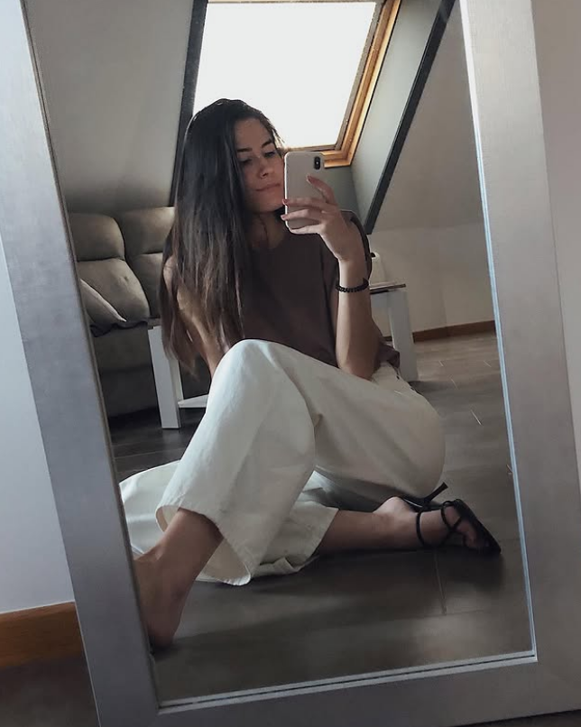 Candela sentada frente a un espejo
